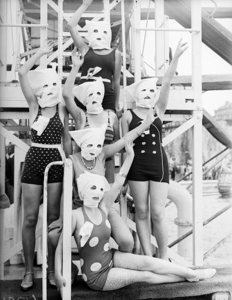 14 Странных старых фотографий людей в масках 14 Странных старых фотографий людей в масках