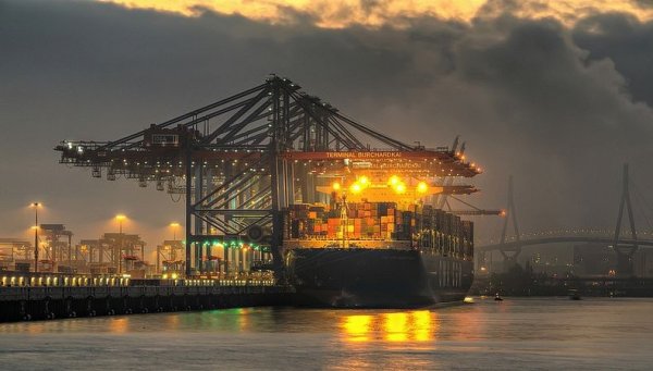 CMA CGM Marco Polo � ���������� � ���� �����-�������������
