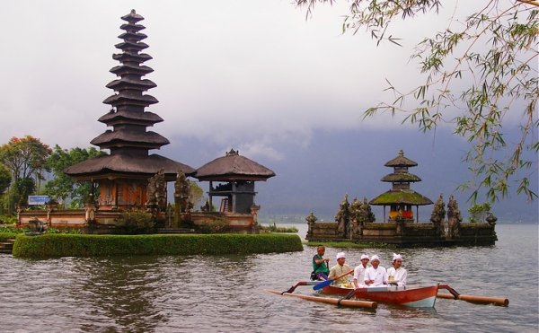 ���� Pura Ulun Danu Bratan �� ���� (9 ����)