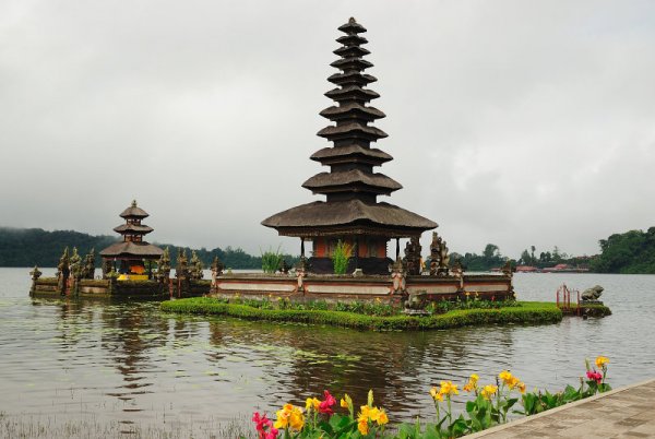 ���� Pura Ulun Danu Bratan �� ���� (9 ����)