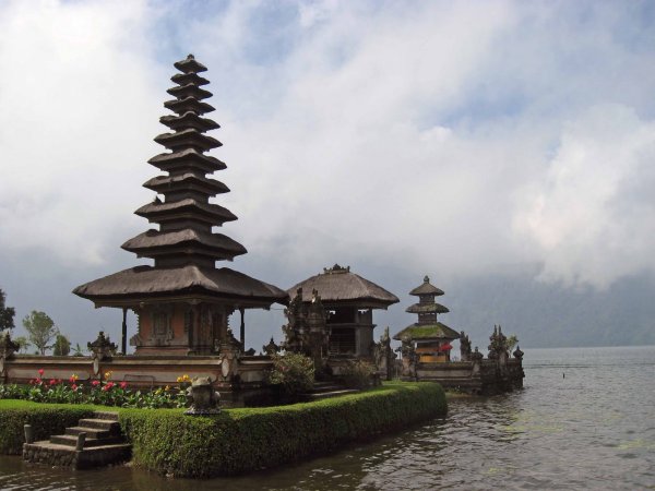 ���� Pura Ulun Danu Bratan �� ���� (9 ����)