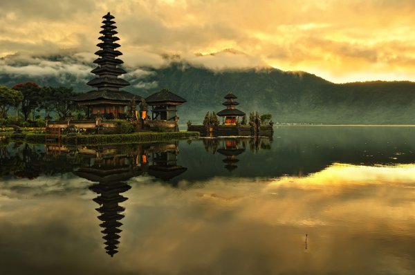 ���� Pura Ulun Danu Bratan �� ���� (9 ����)