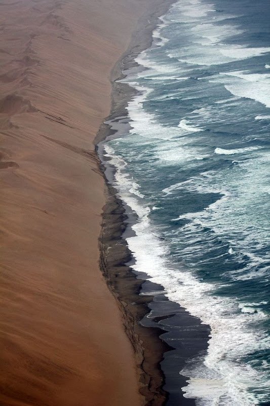 На границе пустыни Намиб и моря На границе пустыни Намиб и моря