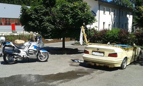 Водитель из Германии превратил старый БМВ в бассейн на колёсах Водитель из Германии превратил старый БМВ в бассейн на колёсах