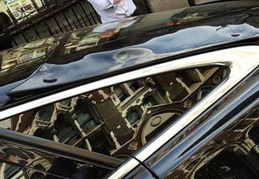Дорогостоящий Jaguar, подпаленный небоскрёбом (7 фото)