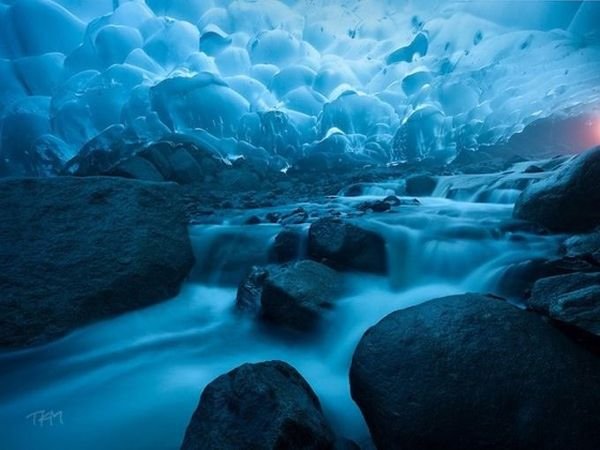 Завораживающая красота ледниковых пещер Менделхолла (9 фото)