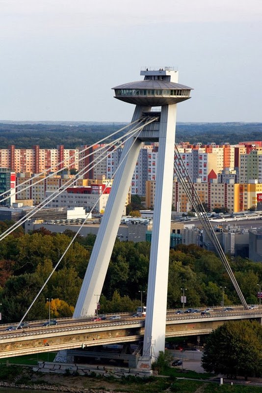 НЛО-подобный мост в Братиславе (8 фото) НЛО-подобный мост в Братиславе (8 фото)