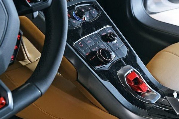 �������� ���������� ����������: �������� Lamborghini Huracan (18 ����)