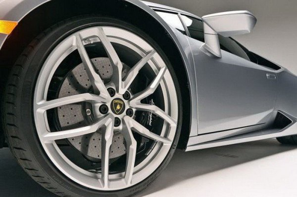 �������� ���������� ����������: �������� Lamborghini Huracan (18 ����)