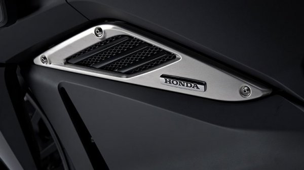 ������������� ��������� Honda NM4 Vultus (12 ����)