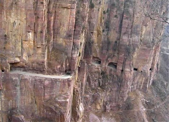 Дороги, считающиеся самыми опасными на планете (14 фото) Дороги, считающиеся самыми опасными на планете (14 фото)