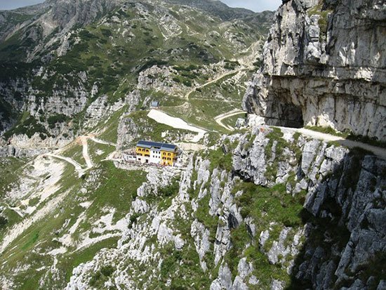 Дороги, считающиеся самыми опасными на планете (14 фото) Дороги, считающиеся самыми опасными на планете (14 фото)