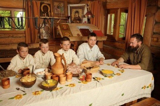 Российский олигарх, отдавший всё, что у него было, чтобы жить жизнью скромного крестьянина (4 фото) Российский олигарх, отдавший всё, что у него было, чтобы жить жизнью скромного крестьянина (4 фото)