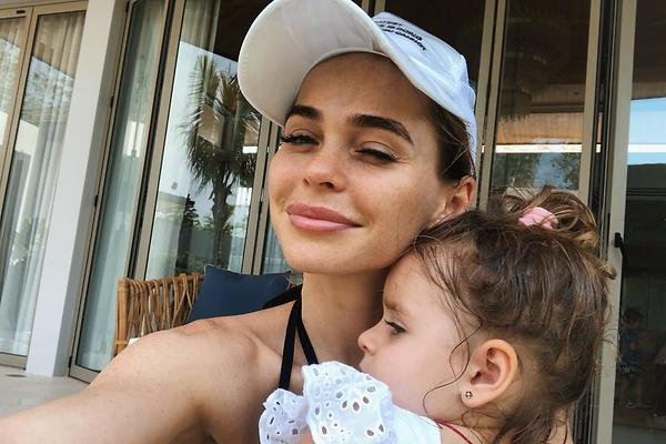 Анна Хилькевич улетела встречать Новый год к морю