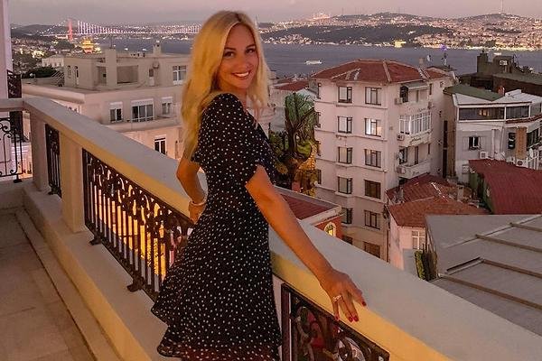Виктория Лопырева поделилась моментами первых встреч с Игорем Булатовым